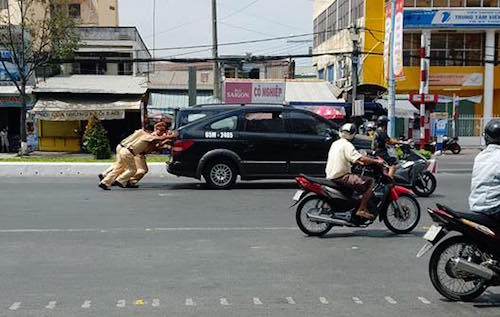 Cảm động hình ảnh 3 CSGT đẩy ô tô giúp dân dưới nắng - 3