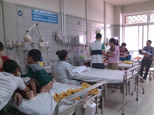 Nóng lạnh thất thường, trẻ ồ ạt nhập viện sau nghỉ Tết - 2
