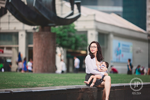 Bộ ảnh quot;kéo áo cho con bú nơi công sởquot; của bà mẹ xinh đẹp - 6
