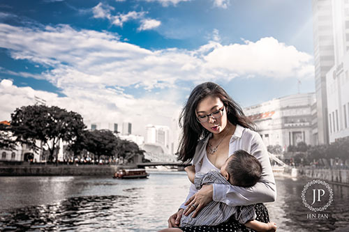 Bộ ảnh quot;kéo áo cho con bú nơi công sởquot; của bà mẹ xinh đẹp - 1