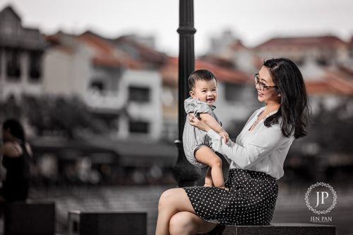 Bộ ảnh quot;kéo áo cho con bú nơi công sởquot; của bà mẹ xinh đẹp - 11