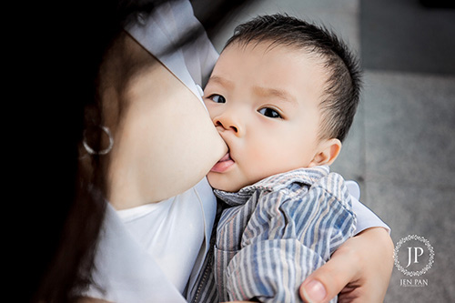 Bộ ảnh quot;kéo áo cho con bú nơi công sởquot; của bà mẹ xinh đẹp - 3