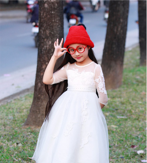 Mẫu nhí Bảo Hân xinh như thiên thần xuống phố ngày xuân - 6