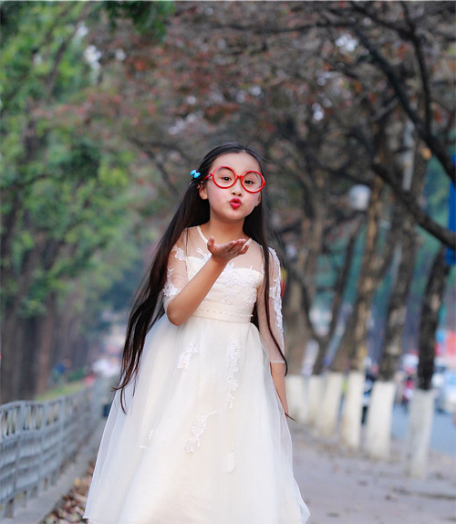 Mẫu nhí Bảo Hân xinh như thiên thần xuống phố ngày xuân - 17