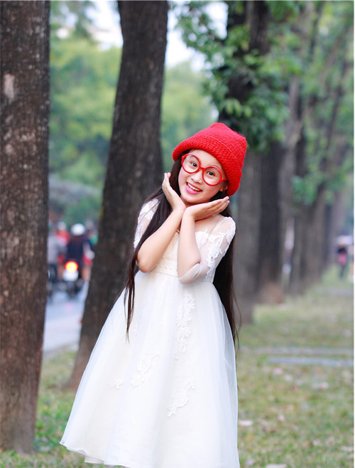 Mẫu nhí Bảo Hân xinh như thiên thần xuống phố ngày xuân - 12