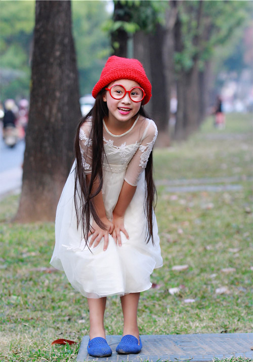 Mẫu nhí Bảo Hân xinh như thiên thần xuống phố ngày xuân - 10