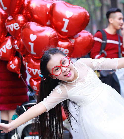 Mẫu nhí Bảo Hân xinh như thiên thần xuống phố ngày xuân - 20