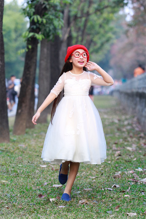 Mẫu nhí Bảo Hân xinh như thiên thần xuống phố ngày xuân - 19