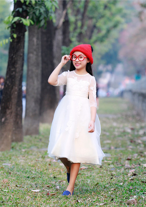 Mẫu nhí Bảo Hân xinh như thiên thần xuống phố ngày xuân - 2