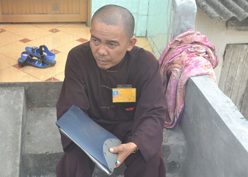 Hành tung bất thường của quot;nhà sưquot; đi bán hương - 1