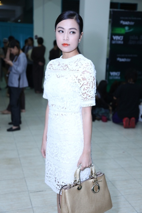 Hoàng Thùy Linh bỏ thi, buồn bã đi xem The Remix - 1