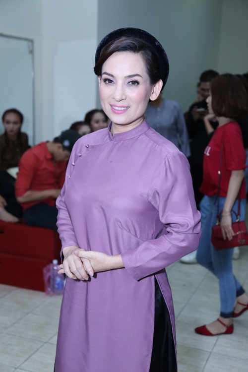 Hoàng Thùy Linh bỏ thi, buồn bã đi xem The Remix - 13