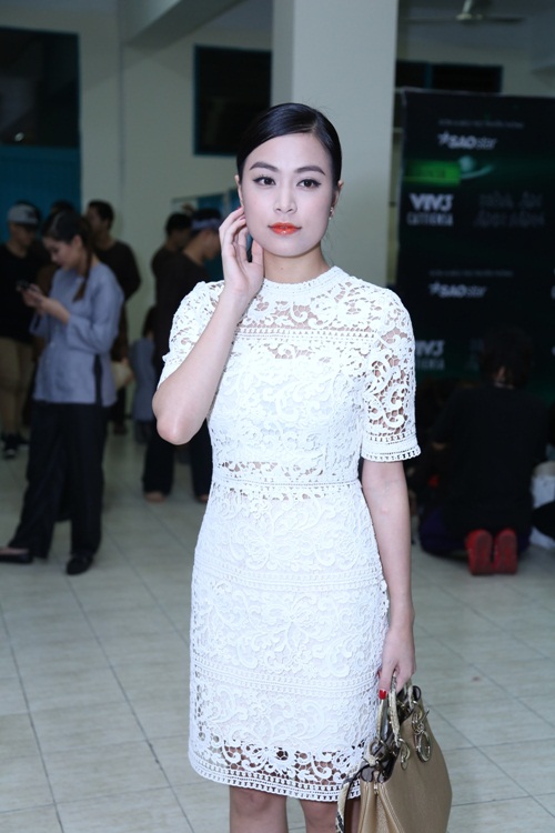 Hoàng Thùy Linh bỏ thi, buồn bã đi xem The Remix - 2