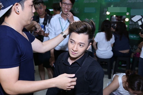 Hoàng Thùy Linh bỏ thi, buồn bã đi xem The Remix - 8