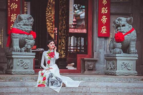 Á hậu Kim Nguyên e ấp áo dài bên Hùng Trần - 8
