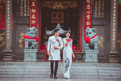 Á hậu Kim Nguyên e ấp áo dài bên Hùng Trần - 1