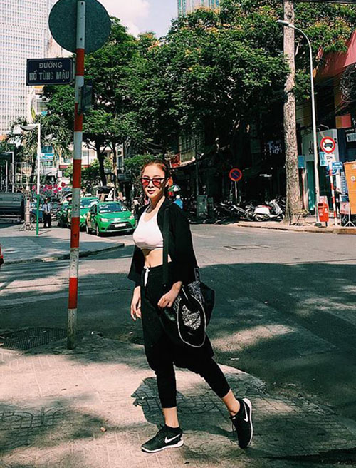 Thanh Hằng trễ nải thềm ngực, Chi Pu khoe chân thon - 13