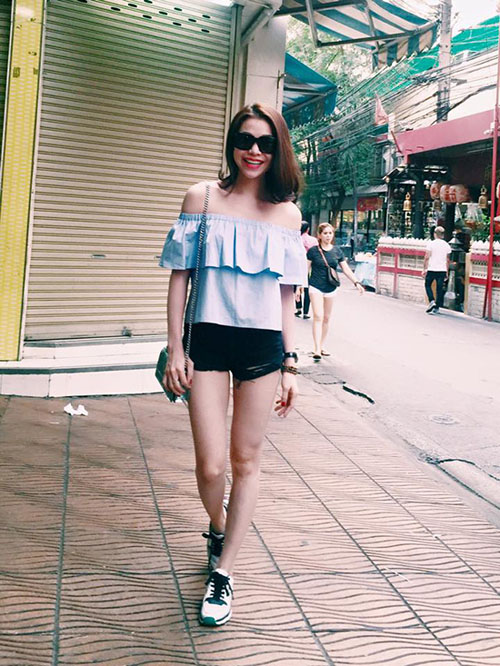 Thanh Hằng trễ nải thềm ngực, Chi Pu khoe chân thon - 16