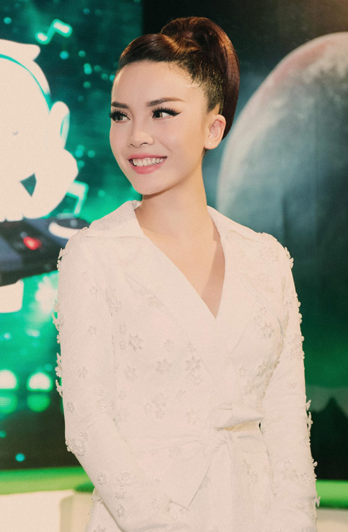 Yến Trang, Hoàng Thùy Linh tinh khôi với sắc trắng - 3