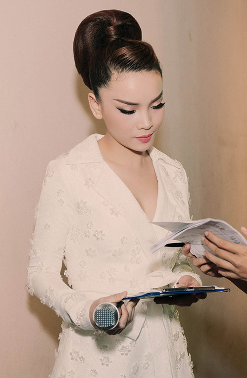 Yến Trang, Hoàng Thùy Linh tinh khôi với sắc trắng - 2