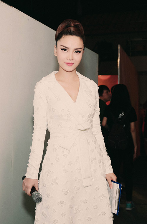 Yến Trang, Hoàng Thùy Linh tinh khôi với sắc trắng - 1