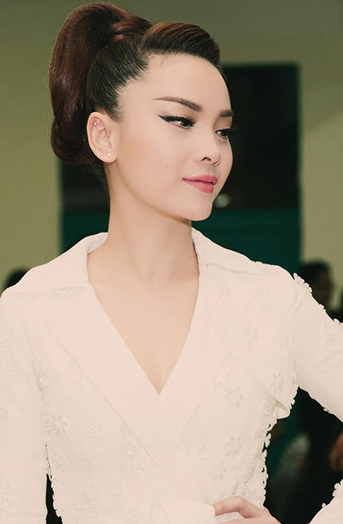 Yến Trang, Hoàng Thùy Linh tinh khôi với sắc trắng - 5