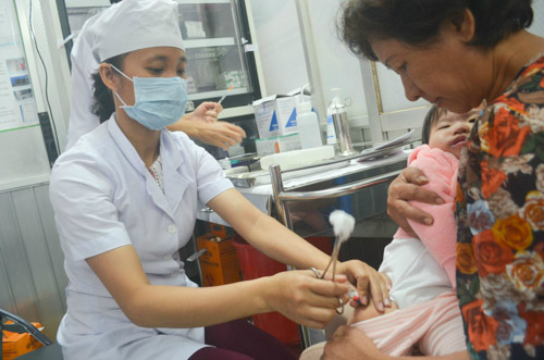 TP. HCM: 76% phụ huynh lo ngại phản ứng sau tiêm chủng vắc xin - 1