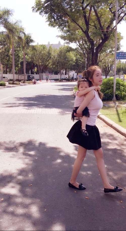 Bà mẹ hai con Elly Trần trẻ trung như gái teen - 9