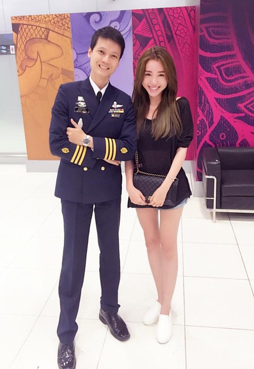 Bà mẹ hai con Elly Trần trẻ trung như gái teen - 1