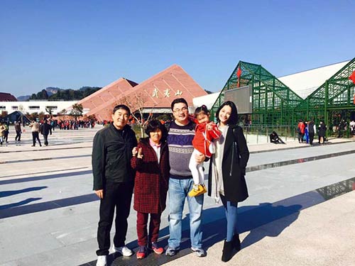 HH Hương Giang đưa con gái về Trung Quốc thăm ông bà nội - 1