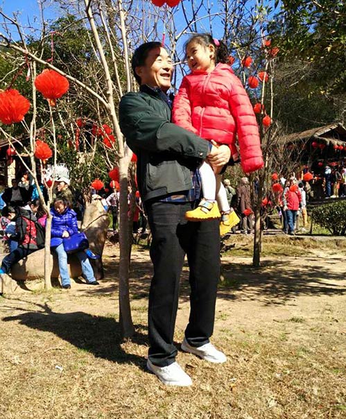 HH Hương Giang đưa con gái về Trung Quốc thăm ông bà nội - 2