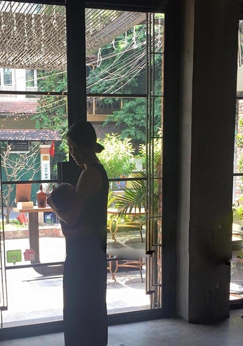 Hình ảnh Tăng Thanh Hà ru con ngủ quot;gây sốtquot; - 1