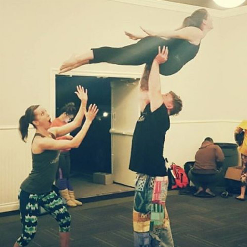 Choáng ngợp với những tư thế yoga của mẹ bầu và chồng - 10