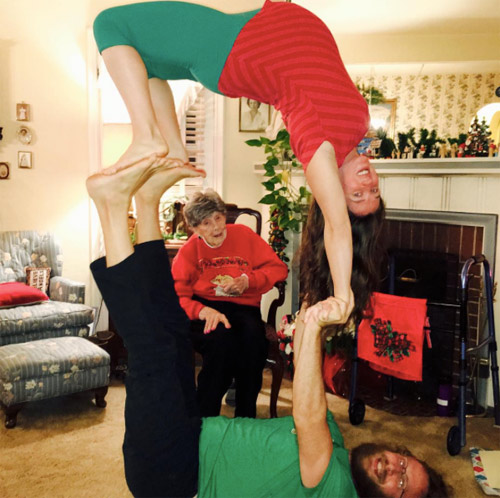Choáng ngợp với những tư thế yoga của mẹ bầu và chồng - 11