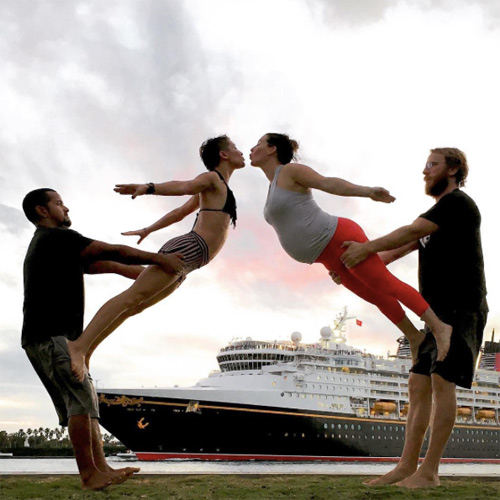Choáng ngợp với những tư thế yoga của mẹ bầu và chồng - 12