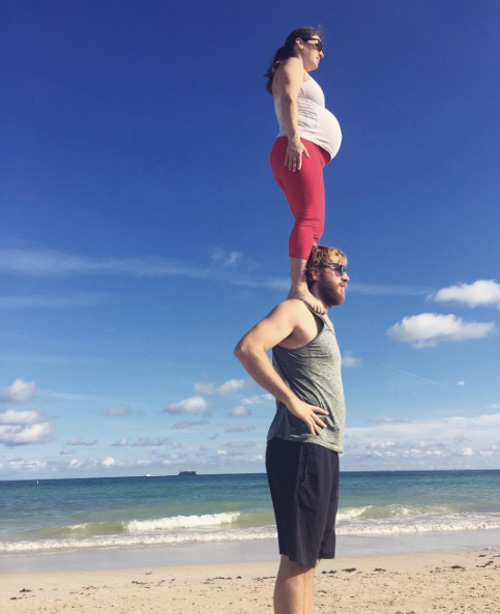 Choáng ngợp với những tư thế yoga của mẹ bầu và chồng - 14