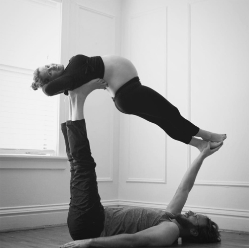 Choáng ngợp với những tư thế yoga của mẹ bầu và chồng - 16