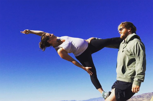 Choáng ngợp với những tư thế yoga của mẹ bầu và chồng - 17