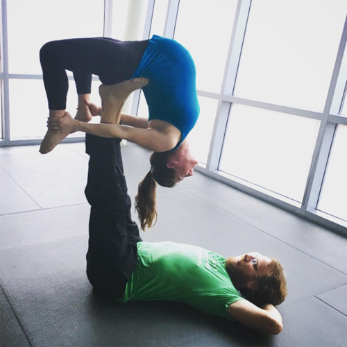 Choáng ngợp với những tư thế yoga của mẹ bầu và chồng - 18