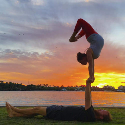 Choáng ngợp với những tư thế yoga của mẹ bầu và chồng - 2