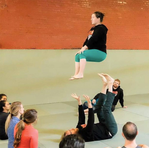 Choáng ngợp với những tư thế yoga của mẹ bầu và chồng - 3