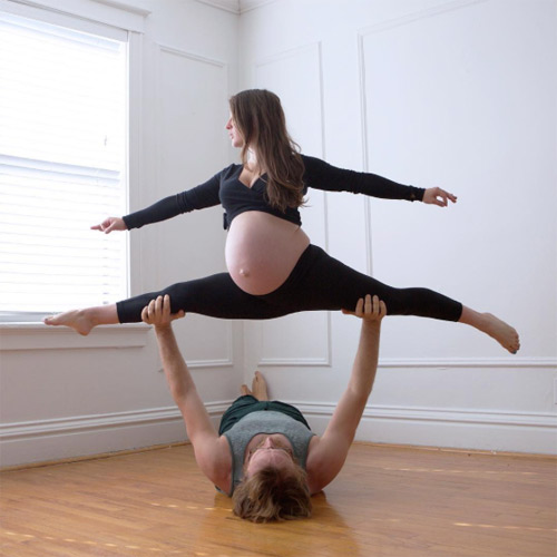 Choáng ngợp với những tư thế yoga của mẹ bầu và chồng - 5