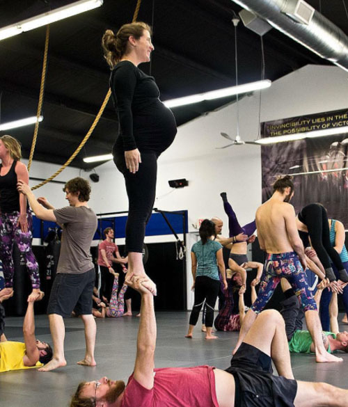 Choáng ngợp với những tư thế yoga của mẹ bầu và chồng - 6