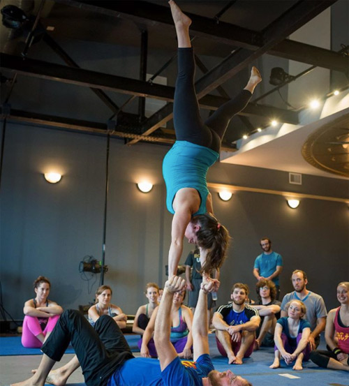Choáng ngợp với những tư thế yoga của mẹ bầu và chồng - 8