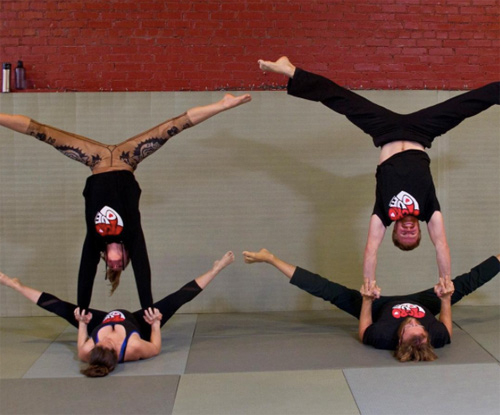 Choáng ngợp với những tư thế yoga của mẹ bầu và chồng - 9