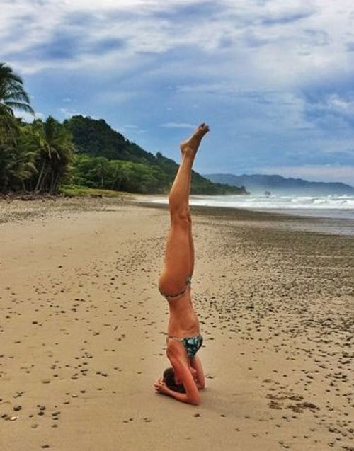 Sao tranh thủ khoe đường cong khi tập yoga trên biển - 11