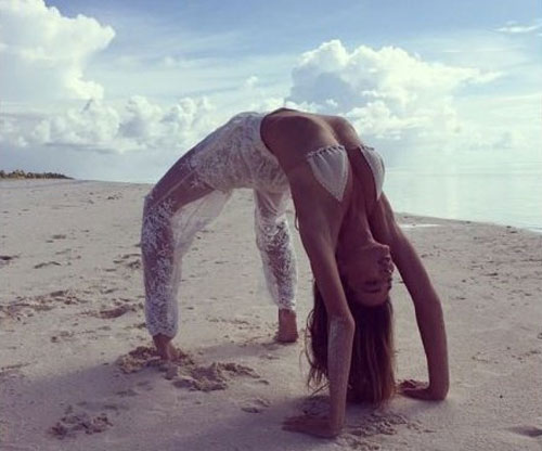 Sao tranh thủ khoe đường cong khi tập yoga trên biển - 14