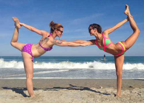 Sao tranh thủ khoe đường cong khi tập yoga trên biển - 19