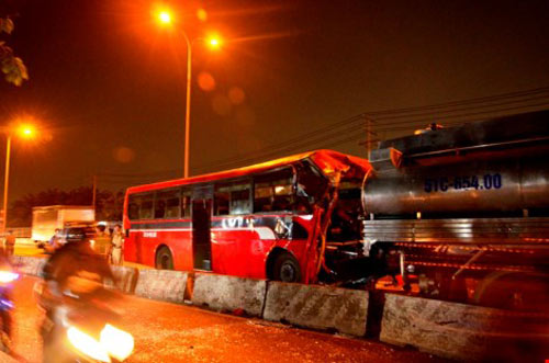 Xe chở công nhân Pou Yuen tông xe bồn, 11 người thương vong - 1