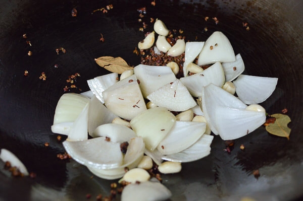 Bún bò sốt vang nóng hổi vào bữa sáng - 4